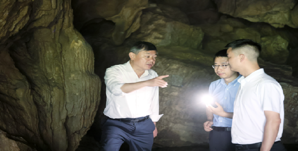 黄润秋部长调研溶洞垃圾，释放出什么信号？